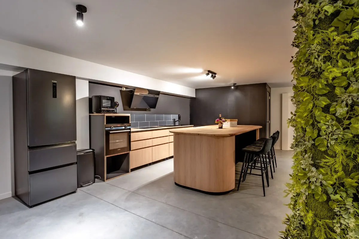 Mur végétal et coin cuisine de la salle L'Immersive à Namur